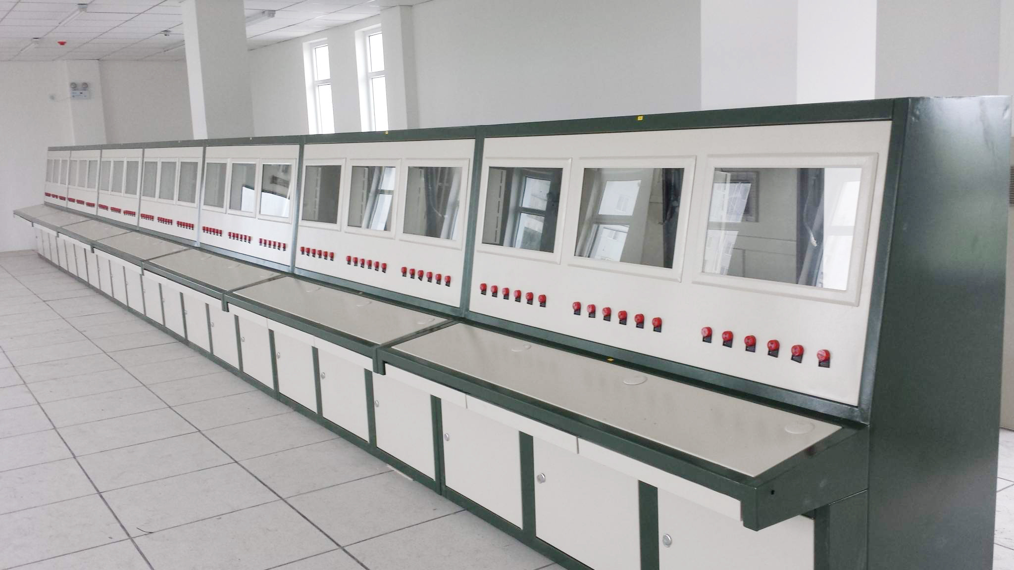 中心控制室操作台